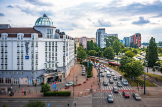 I co z tego, że nazwano go koszmarem sześciolecia, skoro i tak wygrał z najpiękniejszym? Dowód: on stoi, a tamten rozebrano