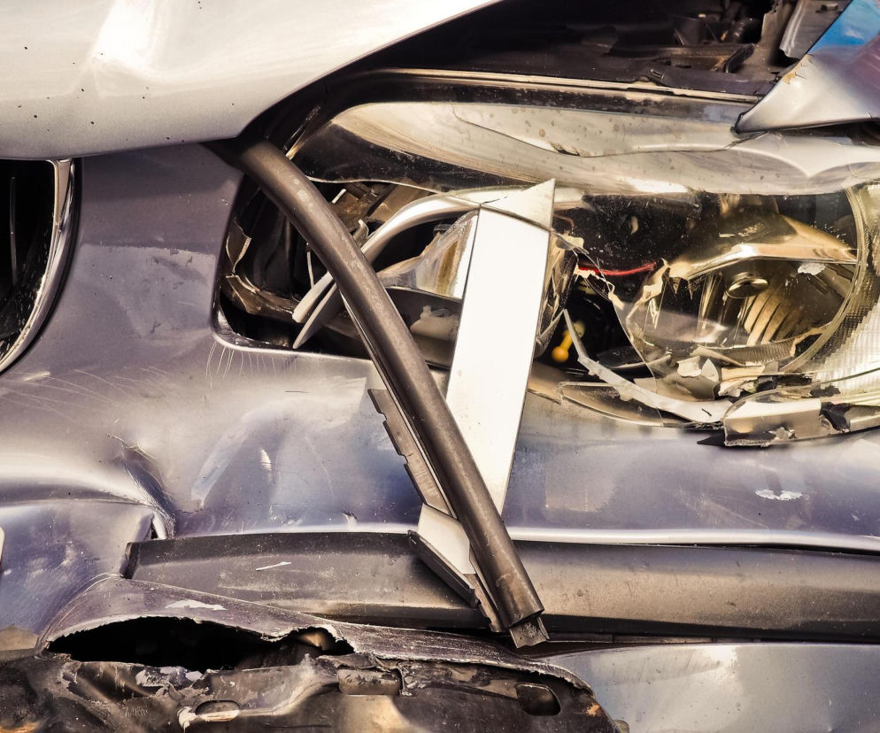 Pościg, 3 uszkodzone radiowozy i 2 policjantów w szpitalu. Trasa S61 pod Łomżą zablokowana