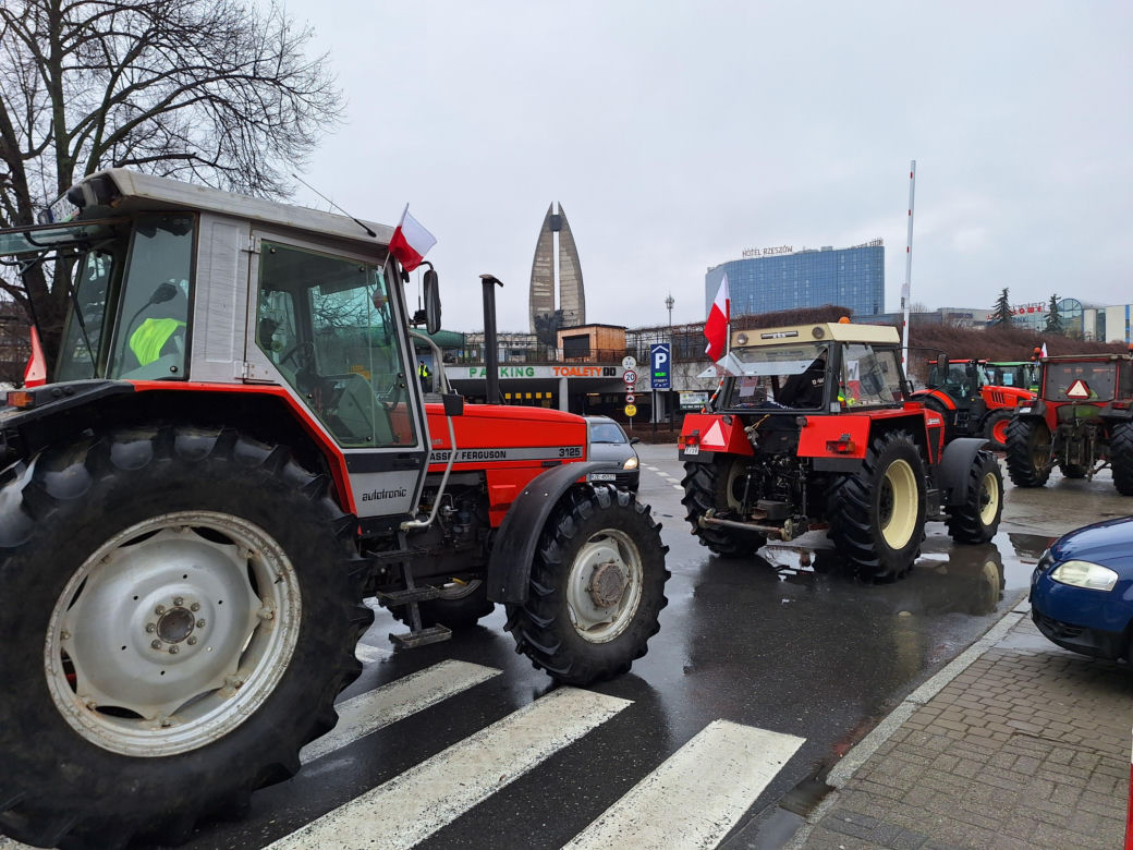 Rolnicy w Rzeszowie wyjechali na ulice. Trwa strajk generalny 