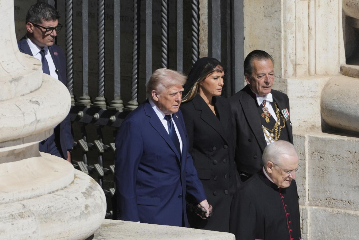 Trump i Zełenski złamali zasady na pogrzebie Franciszka