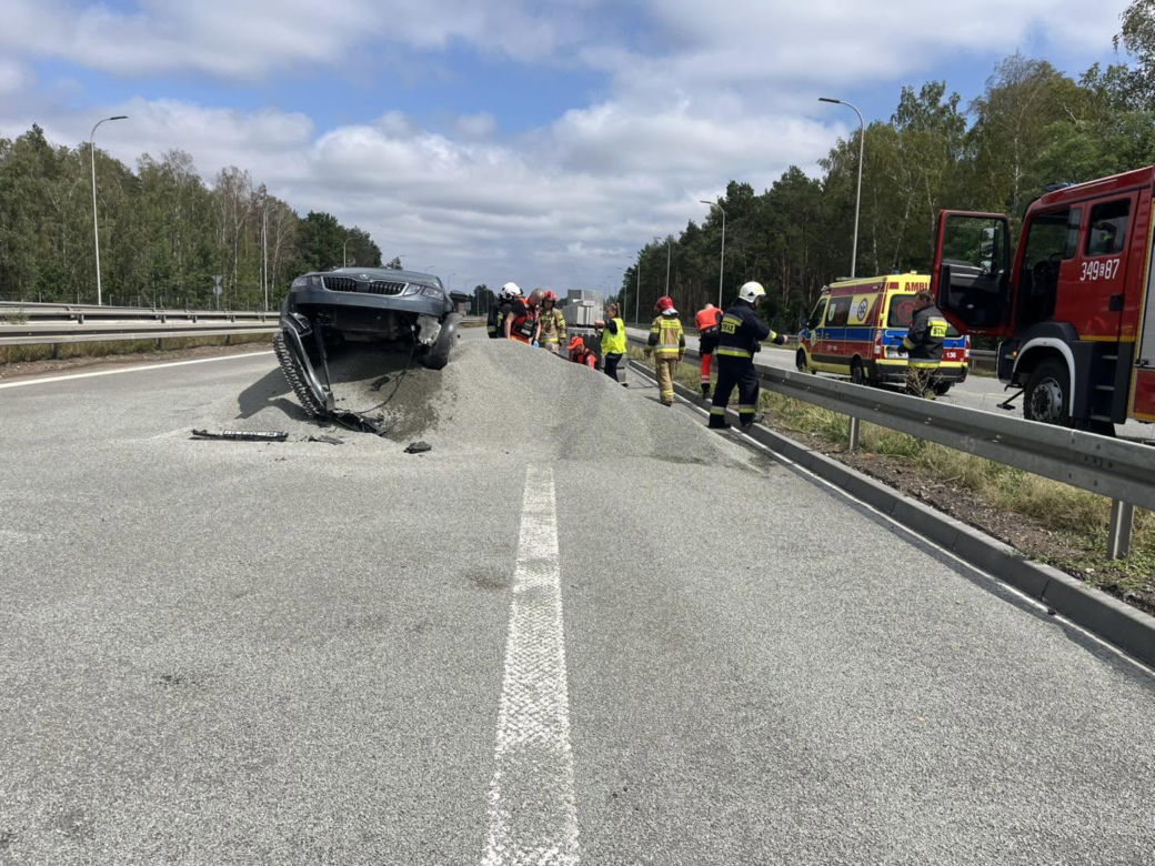 Samochód zatrzymał się na pryzmie żwiru. Wypadek na zamkniętym odcinku S8