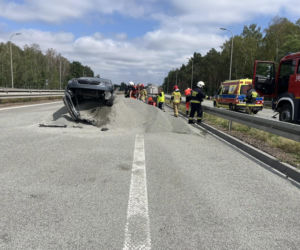 Samochód zatrzymał się na pryzmie żwiru. Wypadek na zamkniętym odcinku S8
