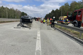 Samochód zatrzymał się na pryzmie żwiru. Wypadek na zamkniętym odcinku S8