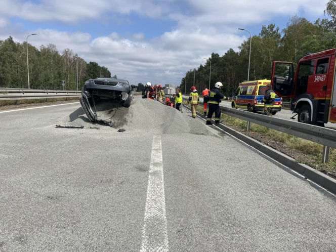 Samochód zatrzymał się na pryzmie żwiru. Wypadek na zamkniętym odcinku S8