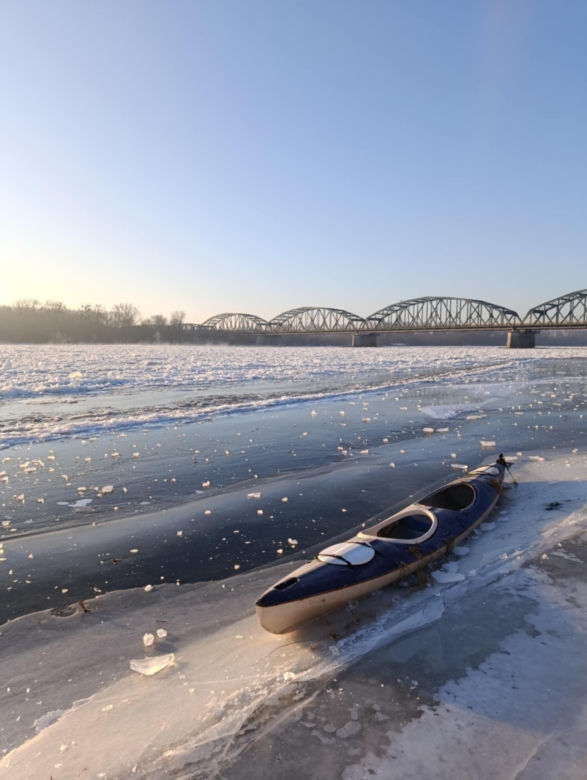 Wisła i Brda skute lodem! Zimowe piękno kusi, ale jest wyjątkowo niebezpieczne