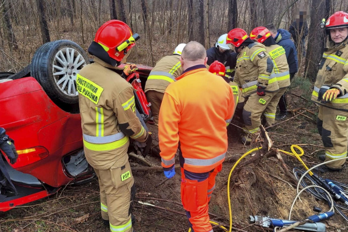 Śmiertelny wypadek pod Sandomierzem! Audi przygniecione przez drzewo. 35-latek nie żyje [ZDJĘCIA].