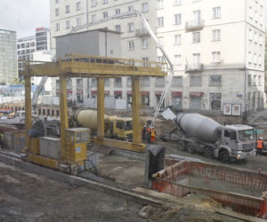 Warszawa: WYRWA w jezdni na budowie II linii metra - skrzyżowanie ulic Marszałkowskiej i Szkolnej