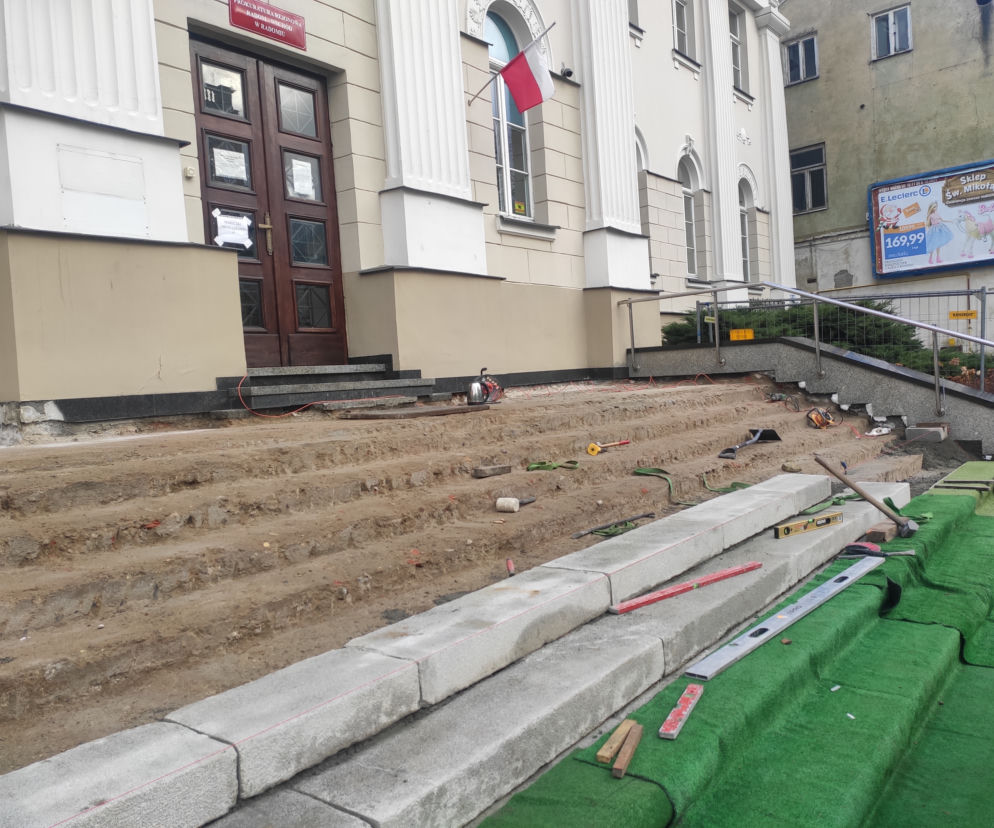 Schody do budynku Prokuratury Rejonowej (ul. Żeromskiego)