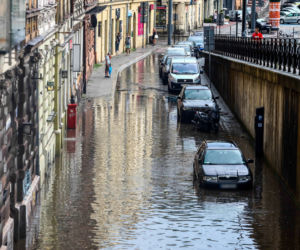 Burze nad Polską. Tysiące interwencji strażackich, połamane drzwa, uszkodzone dachy 
