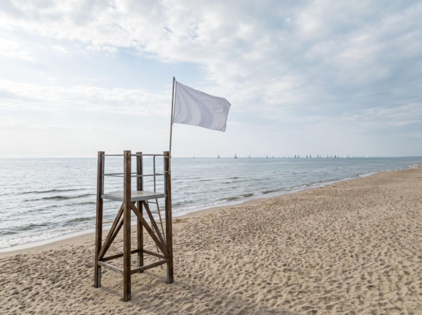 Sinice Dziwnów. Czy w Dziwnowie można się kąpać 29.08? Flaga, warunki pogodowe
