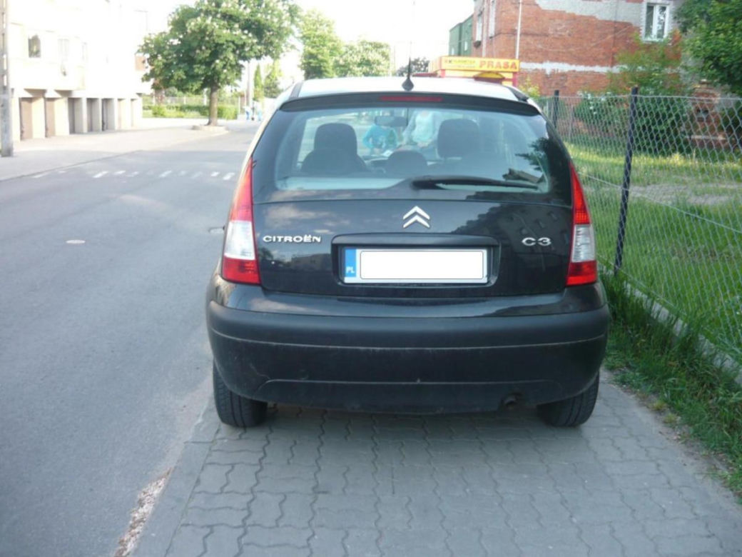 Pan i władca miejsc parkingowych. Po co zajmować jedno, skoro można dwa? I to jeszcze jakie!