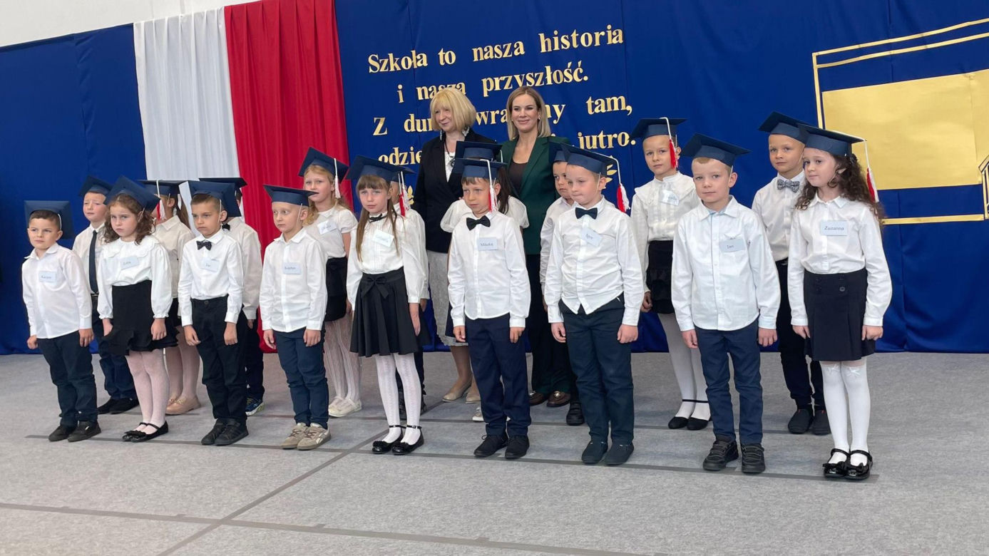 Pierwsza Dama uczciła z uczniami 100 lat od nadania imienia Stefana Batorego Szkole Podstawowej w Liwie