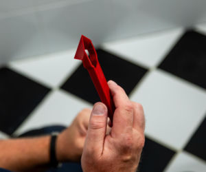 Jak poprawnie usunąć starą fugę i silikon oraz nałożyć nowy? Murator Remontuje