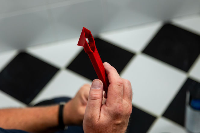 Jak poprawnie usunąć starą fugę i silikon oraz nałożyć nowy? Murator Remontuje