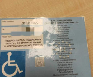 Kobieta parkowała swoje volvo na miejscu dla niepełnosprawnych  