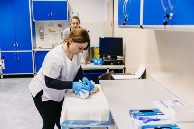 Warunki były ekstremalne. Tak wyglądało zaliczenie przyszłych zamojskuich pielęgniarzy i pielęgniarek