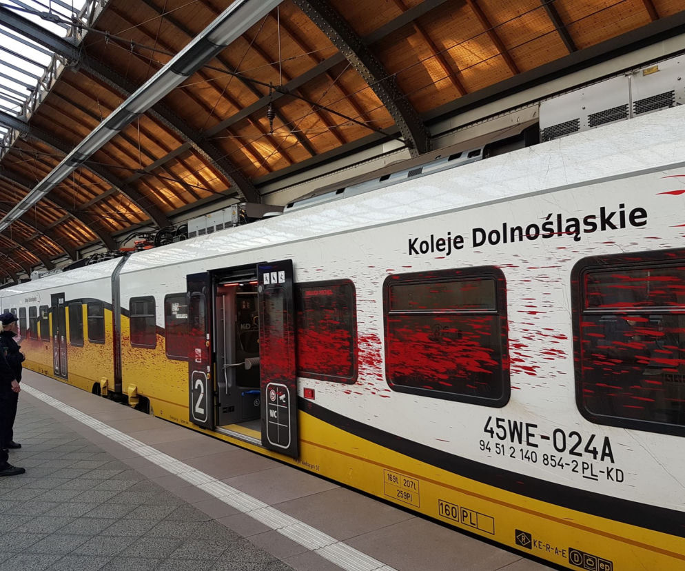 Ktoś pomalował pędzący 130 km/h pociąg Kolei Dolnośląskich