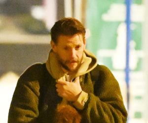 Sebastian Fabijański z pieskiem na spacerze