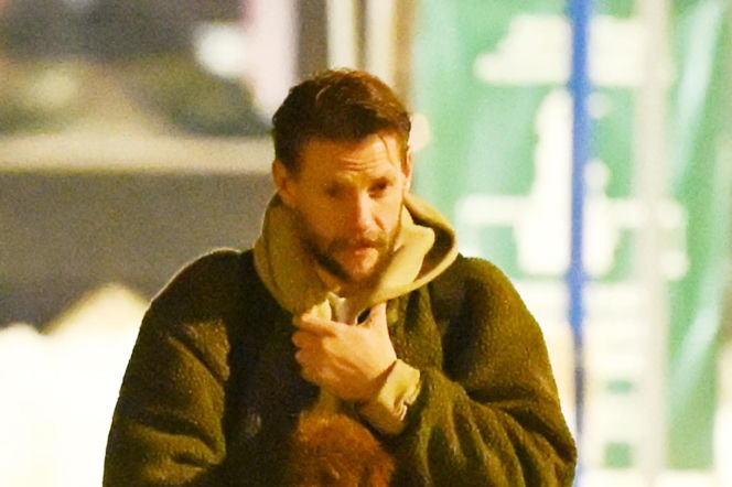 Sebastian Fabijański z pieskiem na spacerze