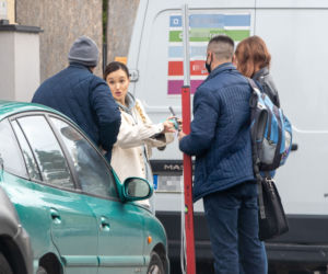 Na budowie nowego domu Marina płacze i pali