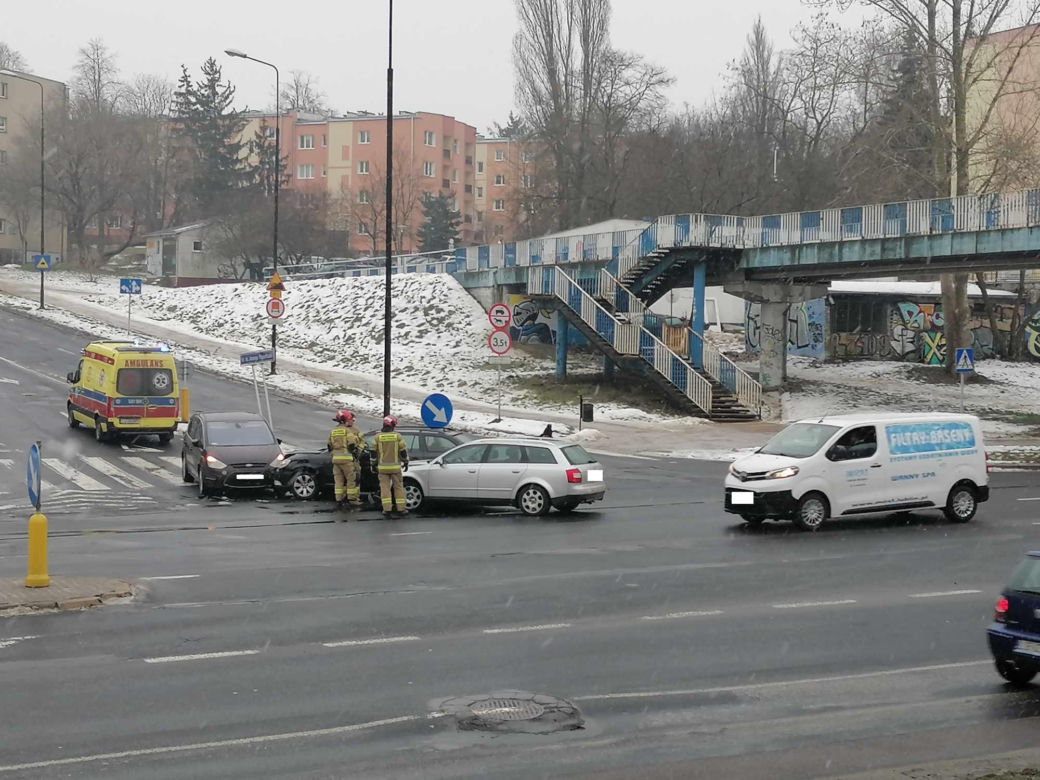 Zderzenie trzech pojazdów na skrzyżowaniu w Lublinie