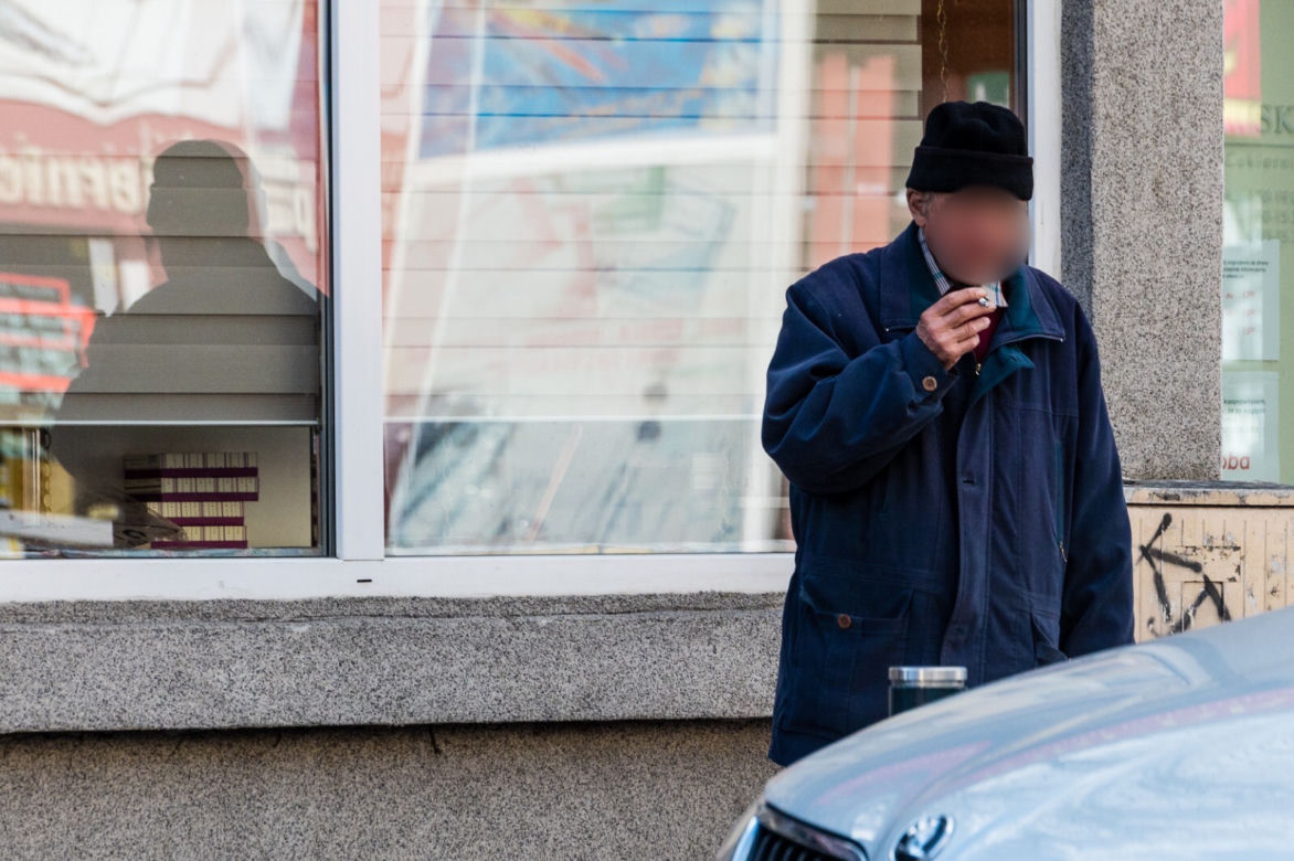 Nie wszyscy mieszkańcy noszą maseczki 