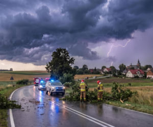 Potężny front burzowy przemieszcza się nad Polską. W których regionach służby mają najwięcej pracy?