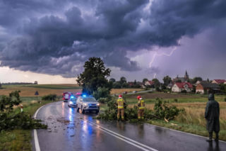 Potężny front burzowy przemieszcza się nad Polską. W których regionach służby mają najwięcej pracy?