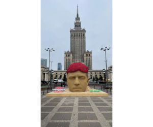 Gigantyczna rzeźba Maty wyrosła w centrum Warszawy. PKiN opanowany przez fanów