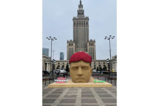 Gigantyczna rzeźba Maty wyrosła w centrum Warszawy. PKiN opanowany przez fanów