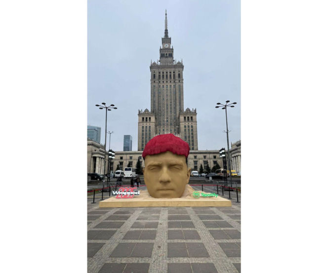 Gigantyczna rzeźba Maty wyrosła w centrum Warszawy. PKiN opanowany przez fanów