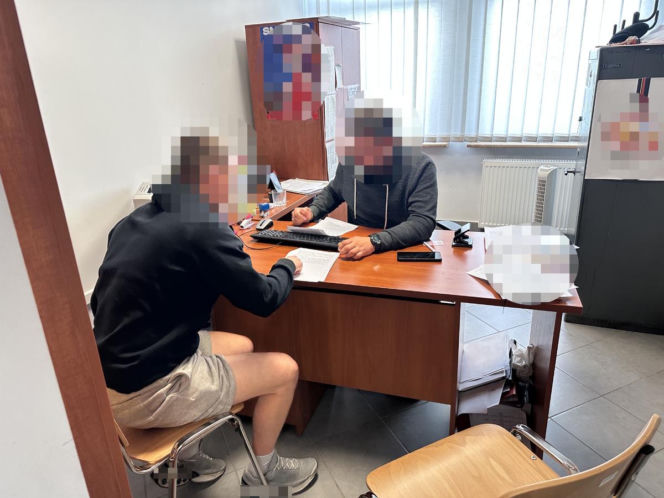 Brutalne pobicie w galerii handlowej. Skatowali mężczyzn, bo nie dostali papierosa!
