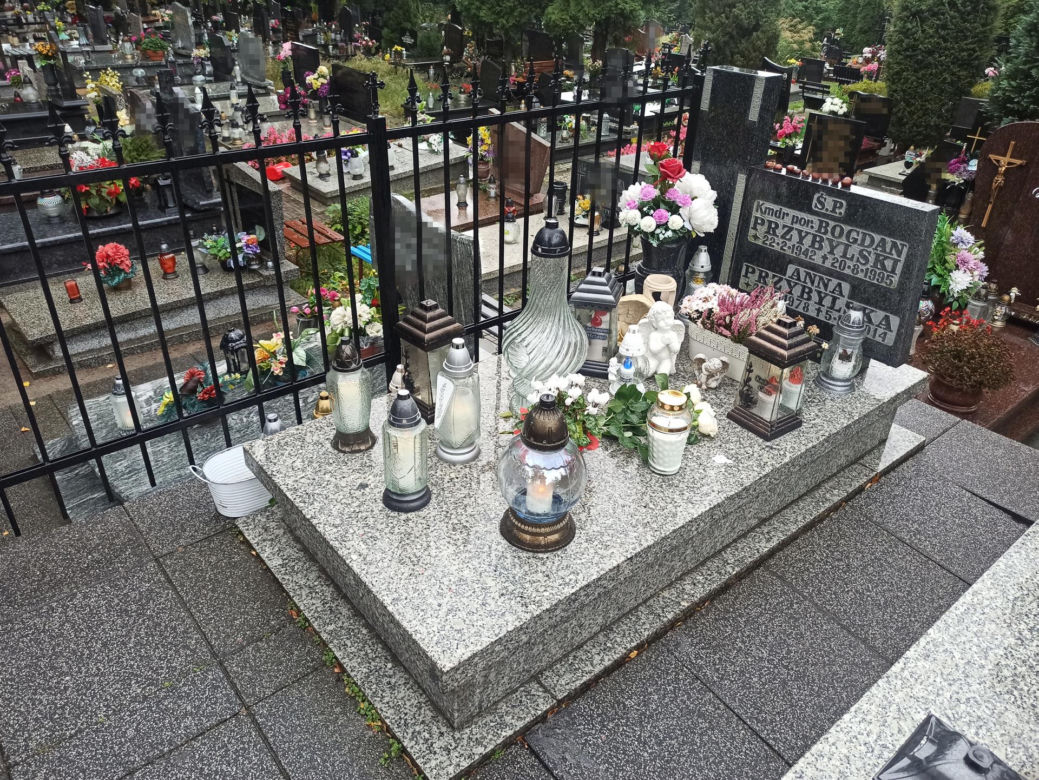Rocznica śmierci Ani Przybylskiej. Wzruszający symbol na jej grobie.