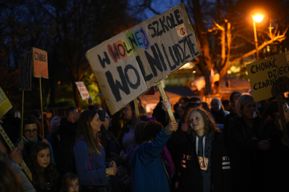 Lex Czarnek 2.0: Kilkaset osób protestuje przed Sejmem! 