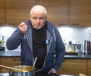 Paweł Kowal z synem gotują kartoflankę