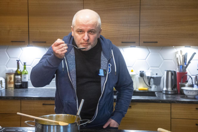 Paweł Kowal z synem gotują kartoflankę