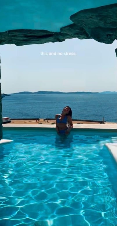 Roxie Węgiel relaksuje się w Mykonos
