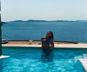 Roxie Węgiel relaksuje się w Mykonos