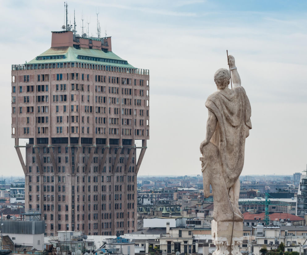 Torre Velasca widziany z dachu katedry w Mediolanie.