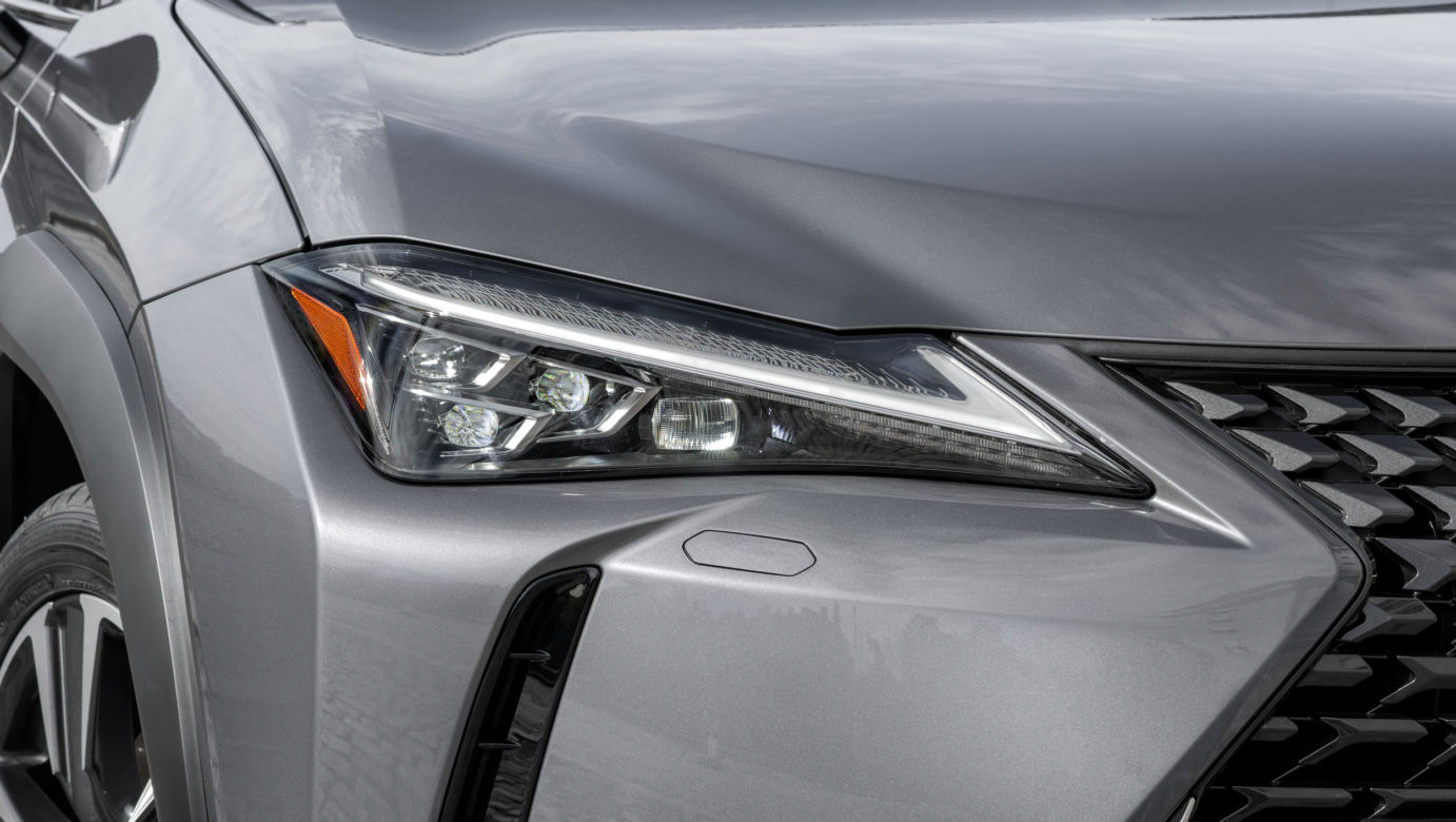 Lexus UX 250h E-Four Omotenashi