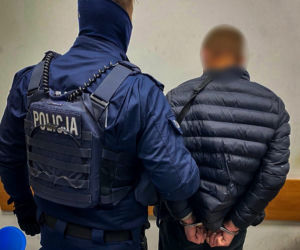 Białystok. Wjechał na chodnik i coś wyrzucił. Policjanci zatrzymali dwóch młodych ludzi [ZDJĘCIA]