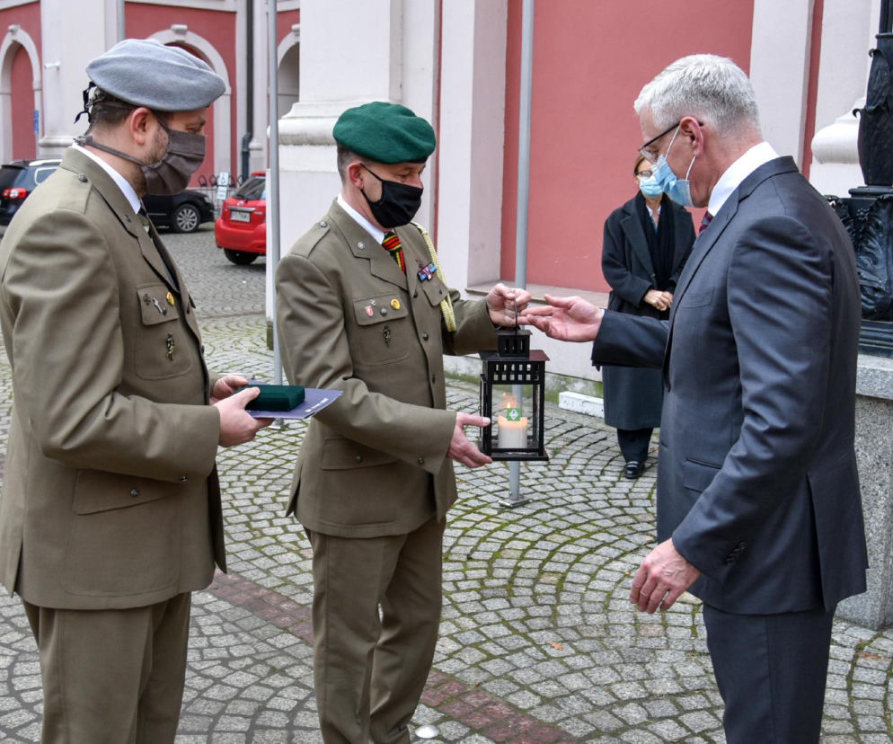 Betlejemskie Światło Pokoju w urzędzie miasta