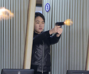 Korea Płn./ Przywódca Kim Dzong Un z 13-letnią córką testowali nowe pistolety