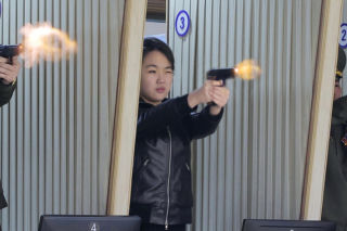 Korea Płn./ Przywódca Kim Dzong Un z 13-letnią córką testowali nowe pistolety