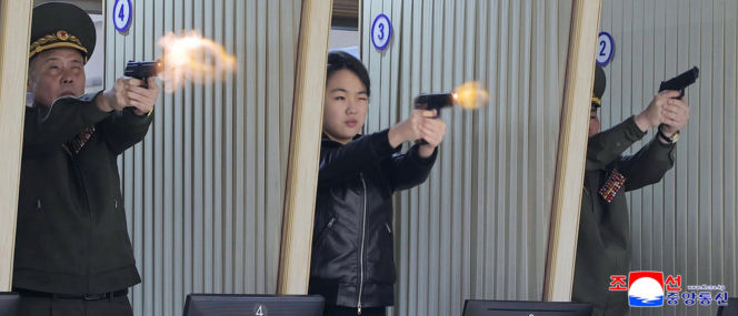 Korea Płn./ Przywódca Kim Dzong Un z 13-letnią córką testowali nowe pistolety