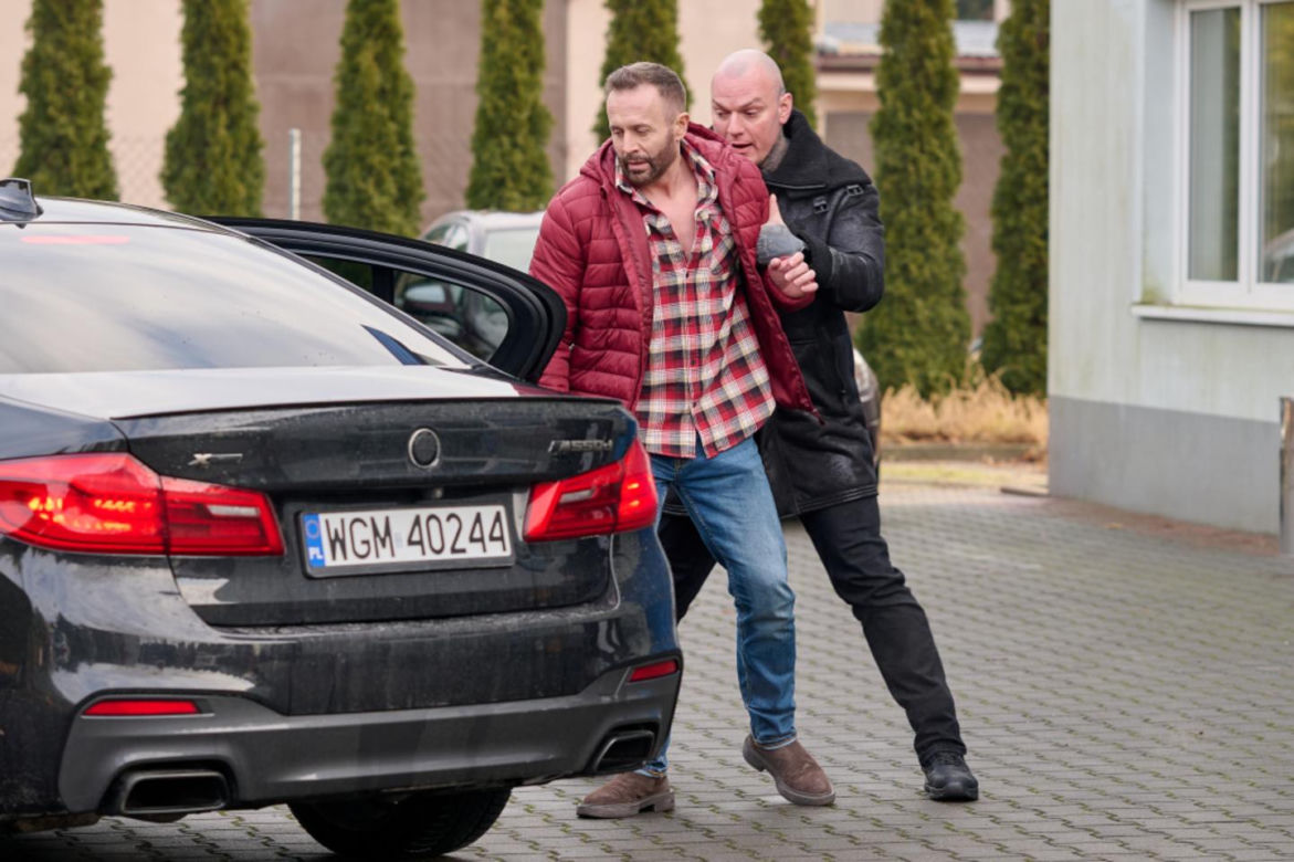 Na Wspólnej odc. 3986. Jakub (Przemysław Cypryański), bandzior Kisiela (Michał Waleszczyński-Lis)