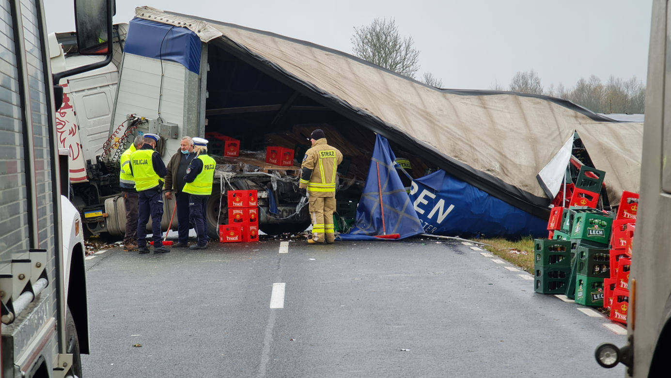 Troszkowo. Setki litrów piwa rozlały się na drogę