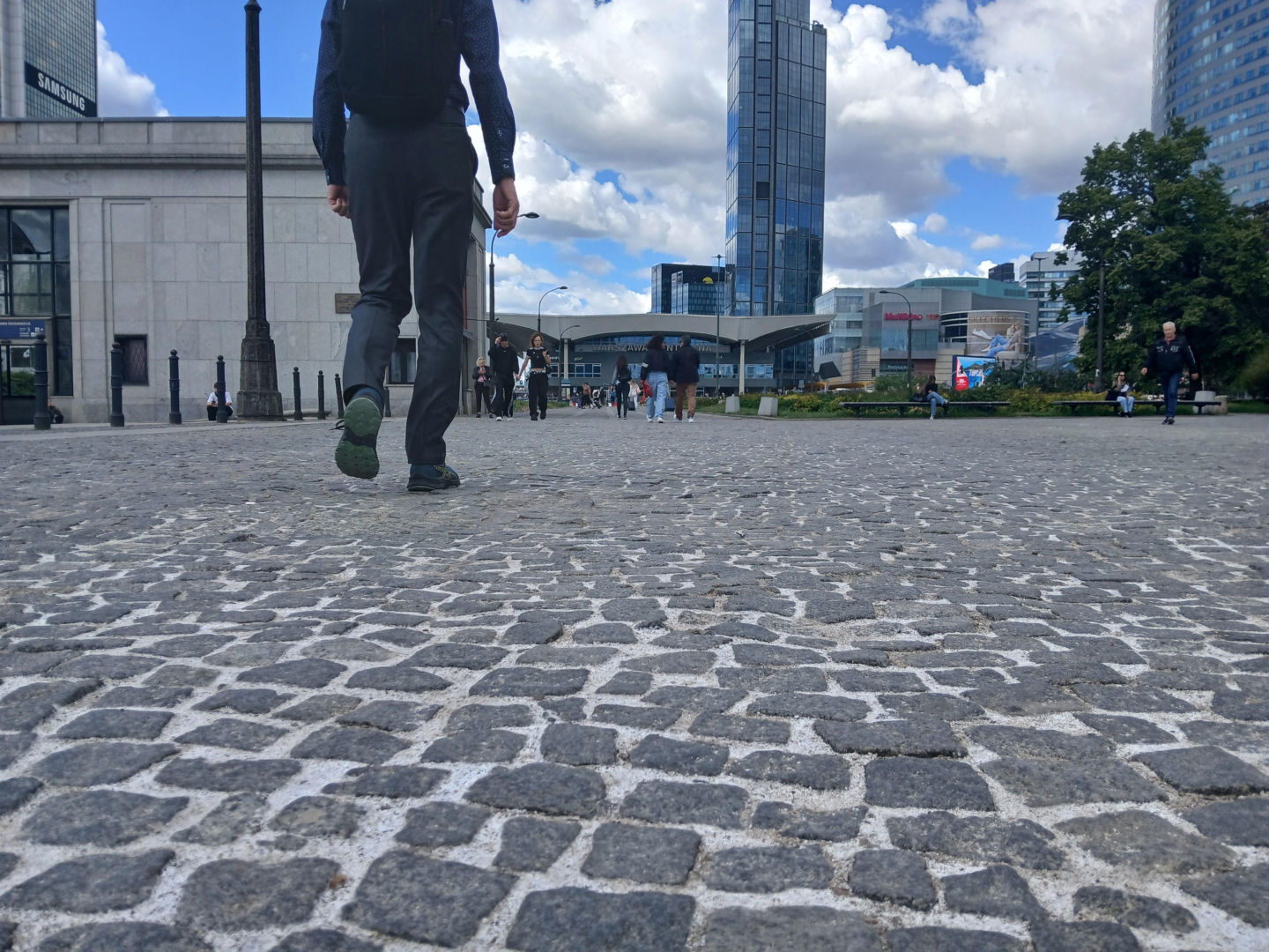 Chodnik łączący Dworzec Centralny i metro Centrum w Warszawie
