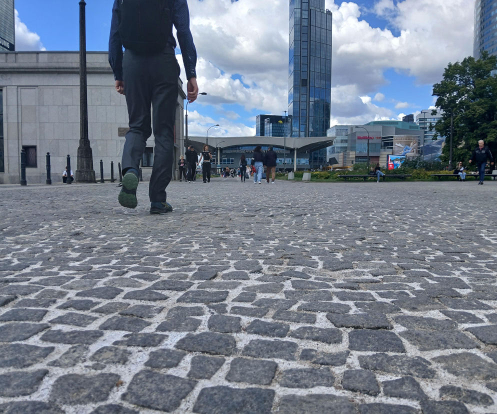 Chodnik łączący Dworzec Centralny i metro Centrum w Warszawie