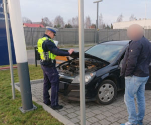 Zgłosił się do policjantów po dowód rejestracyjny. Skończył... z zarzutami!